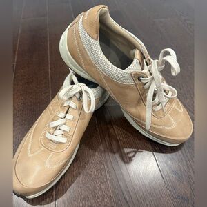 New Balance Tan and Cream Men's Sneakers
Excellent condition like new